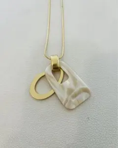 アイボリーとゴールドのネックレス