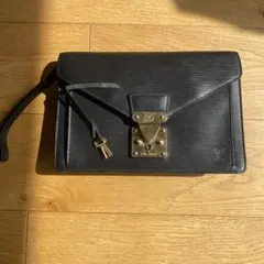 Louis Vuitton エピレザー ブラック クラッチバッグ