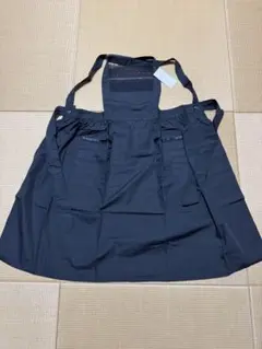 新品タグ付　エプロン　黒色のサムネイル