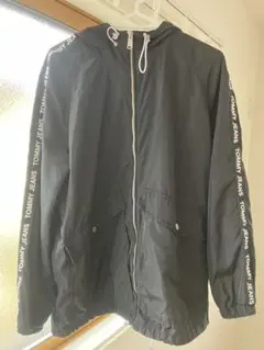 TOMMY JEANS フード付きブラックジャケット