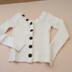 ホワイトリブニット Vネック ボタン付き