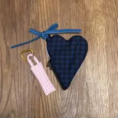リップと口紅の入るキーホルダー　２個セット　ギンガムチェック