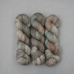 手染め毛糸〈夜明けの湖〉100g 400m fingering 中細