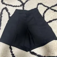 GU黒のプリーツショートパンツ