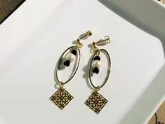 ゴールドフープと透かしスクウェアパーツのピアス