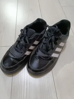 ブラックスニーカー