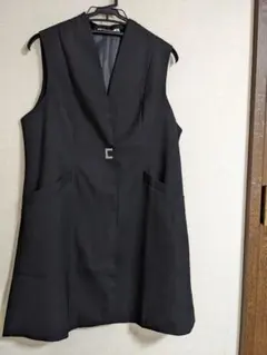 黒いノースリーブベスト