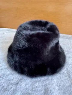 黒いファーバケットハット
