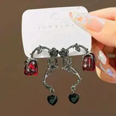 赤いバラと黒いハートのピアス
