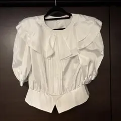 ‼️お値下げ‼️YUKITORII フリル付きホワイトブラウスのサムネイル