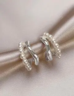 シンプルな非対称二重層C字型フェイクパールフープピアス1組