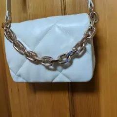 GU ショルダーバック ホワイトキルティング ゴールドチェーン