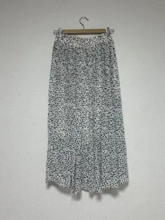 白と黒のドット柄プリーツスカート