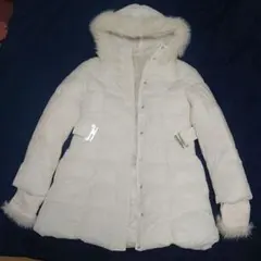 ホワイトダウンジャケット ファー付き