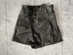 ブラック合成皮革ラップショートパンツ