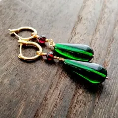 大粒チェコドロップとガーネットの耳飾り(ピアス/イヤリング)