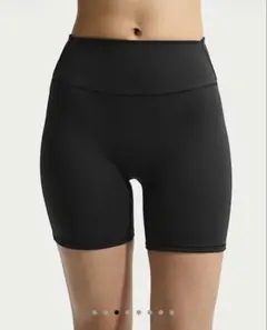 【新品未使用】NikeSKIMS ハイウエスト 13㎝ バイカー ショートパンツのサムネイル