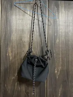 黒い巾着型ショルダーバッグ