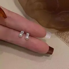 小粒パール調ピアス シルバー系 高見え きれいめのサムネイル