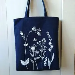 白い花のバッグ　トートバッグ　刺しゅう　ハンドメイド