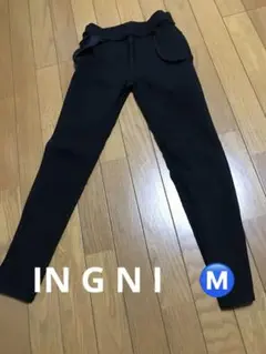 黒 スキニーパンツ