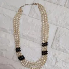 エレガントなパールと黒ビーズのネックレス