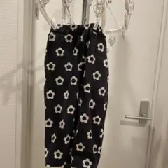 黒と白の花柄パンツ