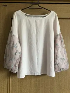 刺繍入りバルーンスリーブトップス