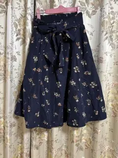 【earth】ひざ丈 花柄フレアースカート《ネイビー》