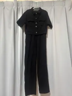 黒 クロップドシャツとパンツセットアップ