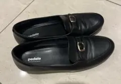 pedala バックル付きレザー ローファー ブラック