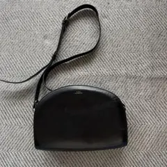 A.P.C. アーペーセー　ハーフムーン ショルダーバッグ ブラックのサムネイル