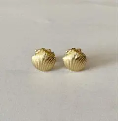 貝殻デザイン　ゴールドトーンスタッドピアス