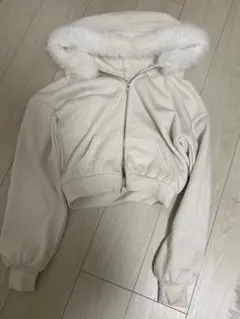 フード付きファー付きクロップドパーカー