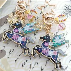 雪月花☆寄り添うネコ ホースシュー クローバー☆レジンキーホルダー