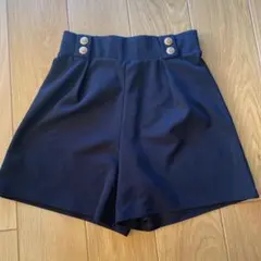 ハイウエスト黒ショートパンツ ボタン付き
