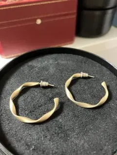 ピアス　ループ　ゴールド