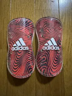 adidas シンガード 赤黒 波模様