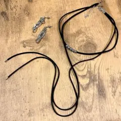 黒いスエードロングチョーカーとシルバー チェーンピアスセット