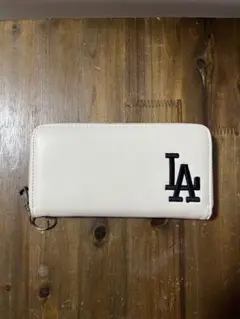 LAロゴ付きホワイト財布