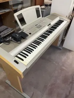 美品　YAMAHA DGX-305 ピアノ　電子　キーボード　ペダル付き Yamaha DGX-305 portable grand keyboard With Stand Bench