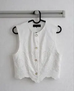 ZARA ザラ　刺繍入りホワイトノースリーブトップス