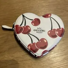 新品・未使用コーチCOACH 二つ折り財布 ストロベリー柄 ホワイト