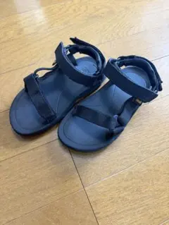 teva 定番サンダル