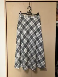 アーモワールカプリス　フレアチェックロングスカート白地