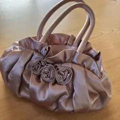 ベージュ サテン パーティーバッグ フリル付き