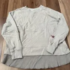 刺繍入りベージュのレイヤードスウェット