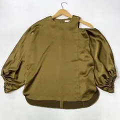 美品 Tibi アシンメトリーカットオフショルサテンボリュームスリーブブラウスのサムネイル