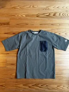 LOGOS DAYS ジッパーポケット付きオリーブTシャツ