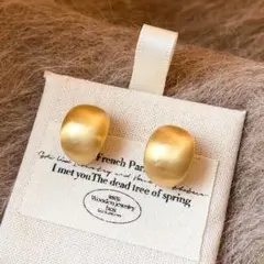 ゴールドとホワイトのボール型ピアス